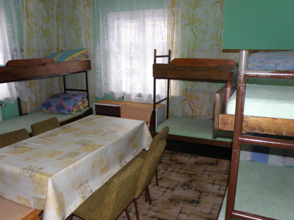 Хостел Szkolne Schronisko Mlodziezowe Zloty Widok Пєховіце Номер фото